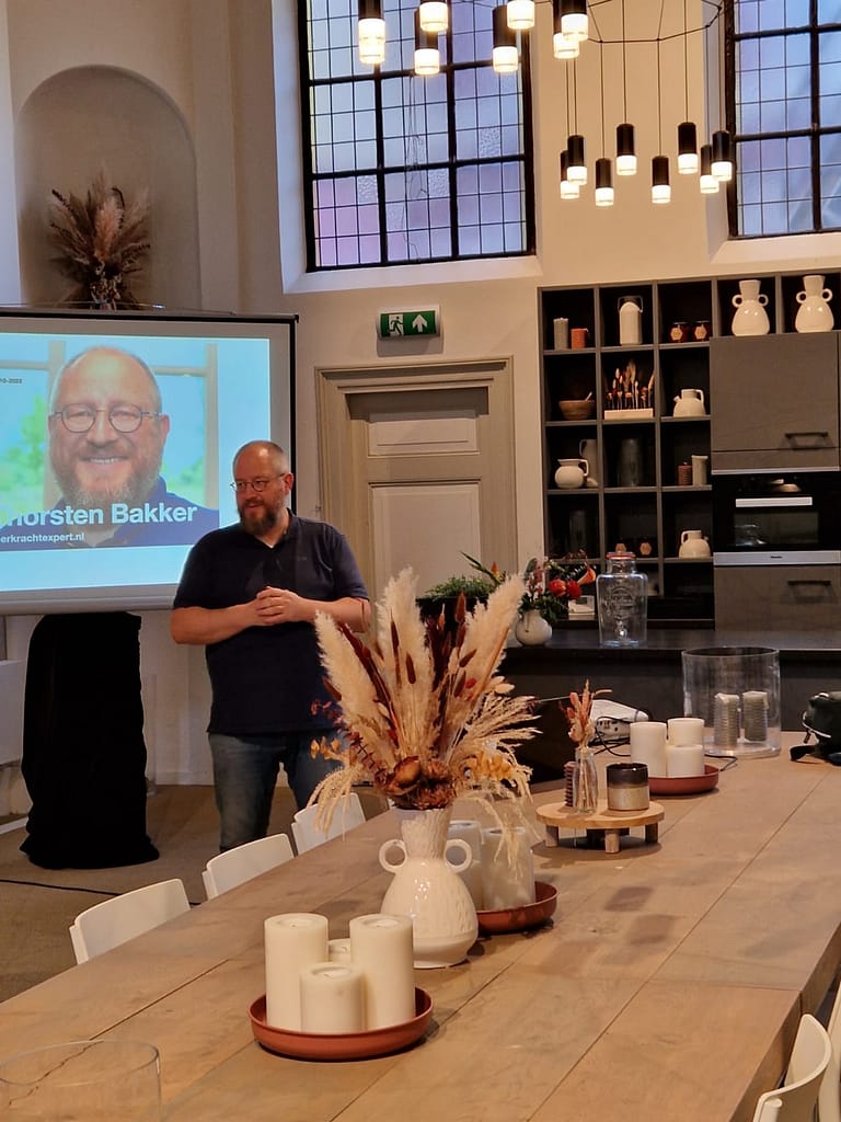 Thorsten met beamerscherm presentator met diascherm